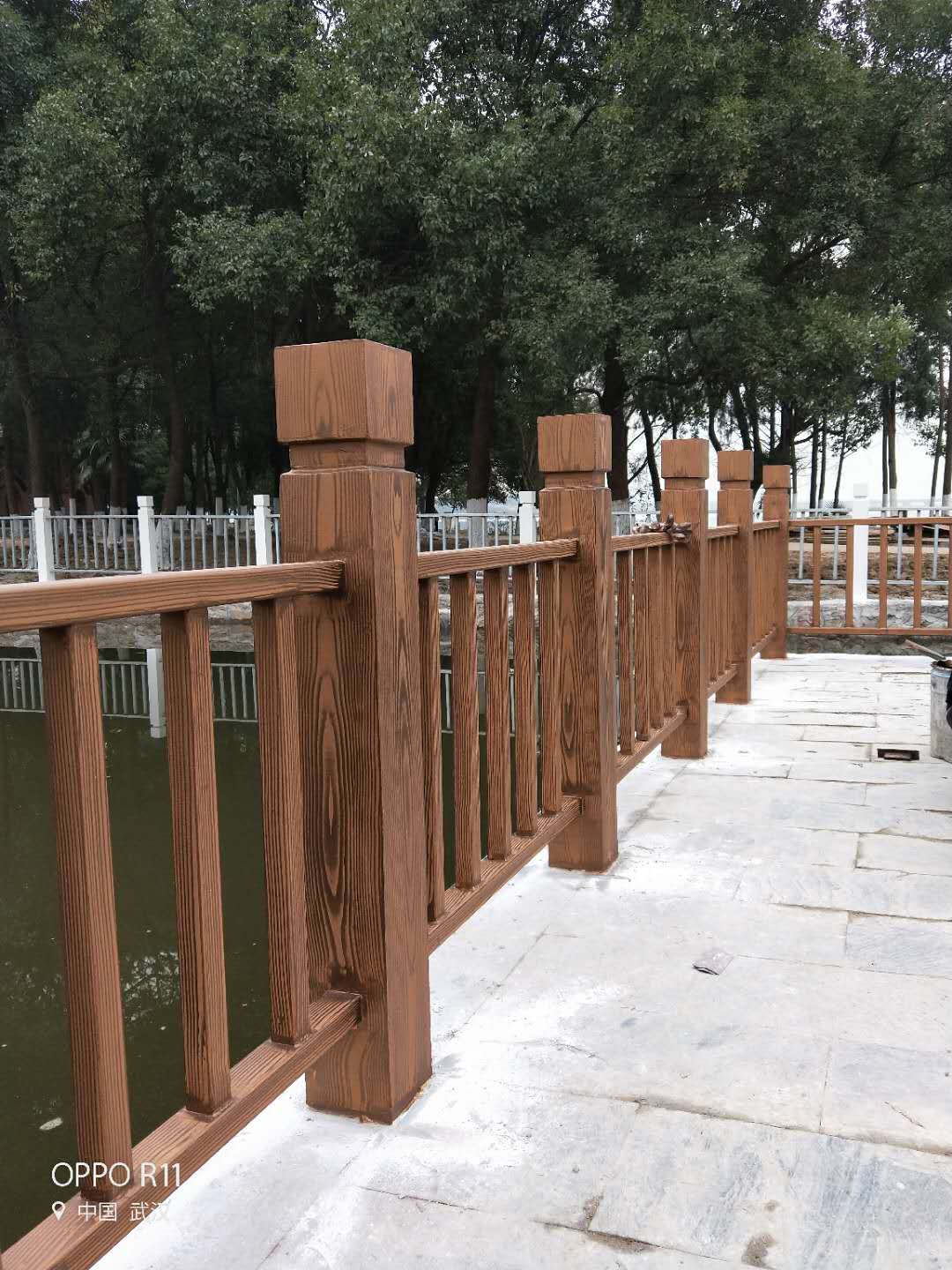 株洲河道护栏木纹漆施工项目